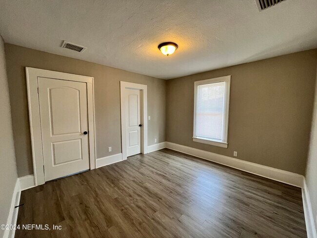 Foto del edificio - 2105 Gilmore St