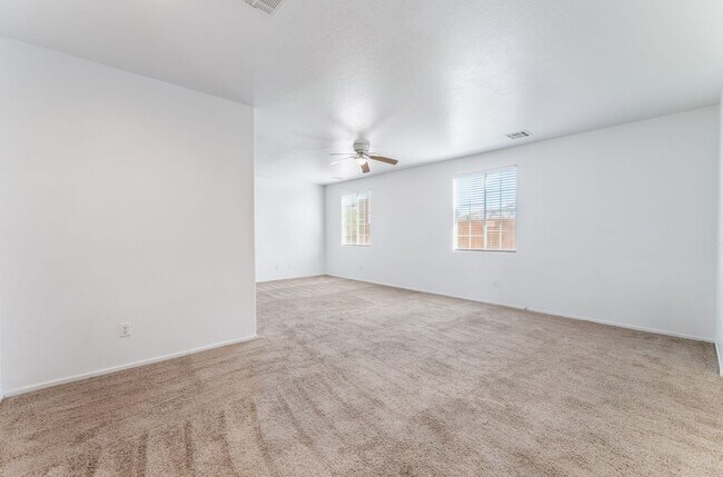 Building Photo - Bright & Stylish 4-Bedroom Home with Modern Finishes!