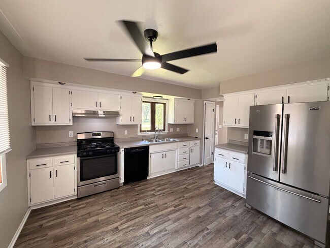 Foto del edificio - 3 Bed/1 Bath Home with Garage Parking!!