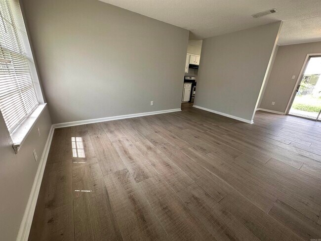 Foto del edificio - 9220 Ricky Ln