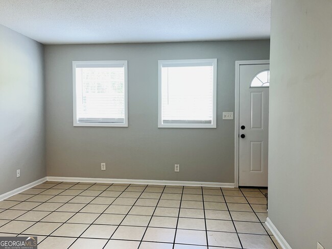 Building Photo - 611 Elm St