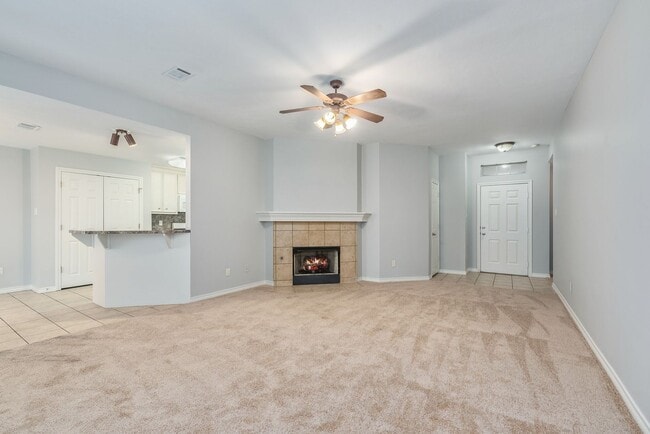 Building Photo - AVAILABLE AUGUST 2026 - Charming 3 bed/ 2 ...