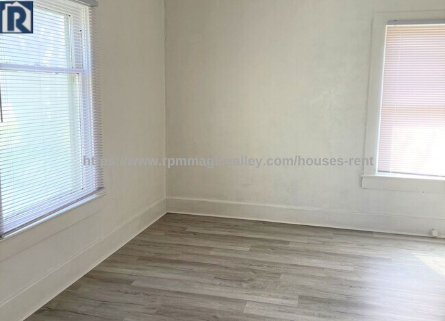 Building Photo - Lovely 3 Bedroom 1 Bath house with Garage ...