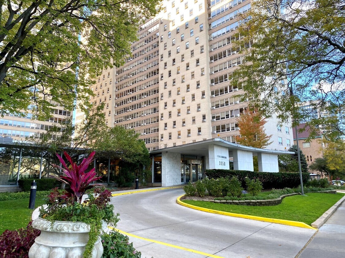 Primary Photo - 3950 N Lake Shore Dr