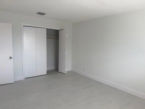 Building Photo - 402 Lake Shore Dr