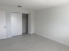 Building Photo - 402 Lake Shore Dr