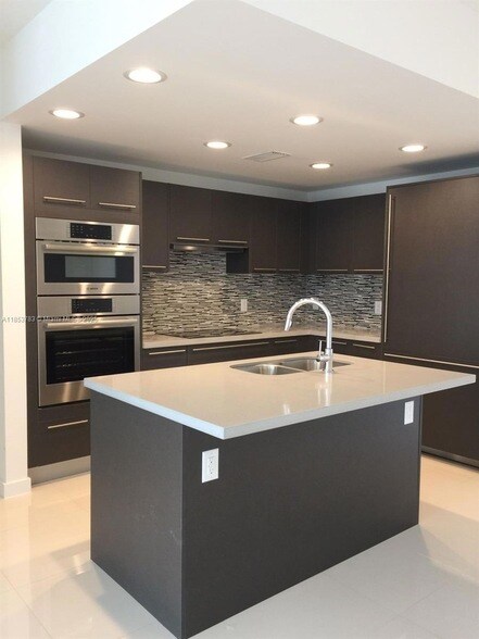 Foto del edificio - 7825 NW 107th Ave