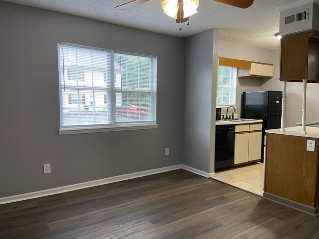 Building Photo - 1 Bedroom, 1 Bathroom Condo in High Point!