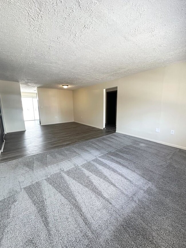 Building Photo - 2 Bedroom and 1.5 Bathroom Apartment in Be...