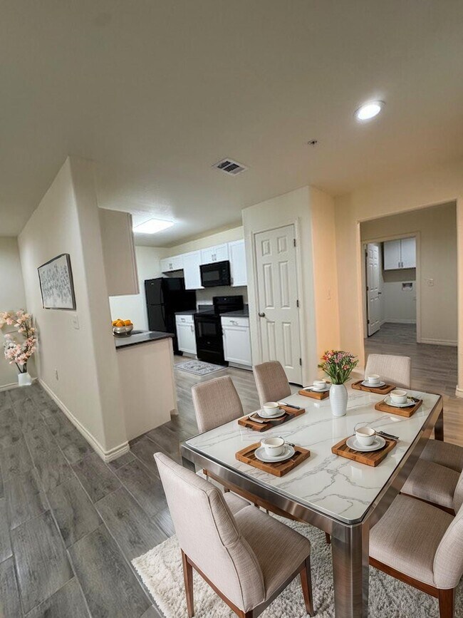 Cocina y comedor de 3 habitaciones - Chance's Court Apartments