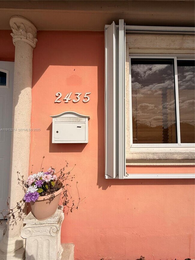 Foto del edificio - 2435 Wilson St