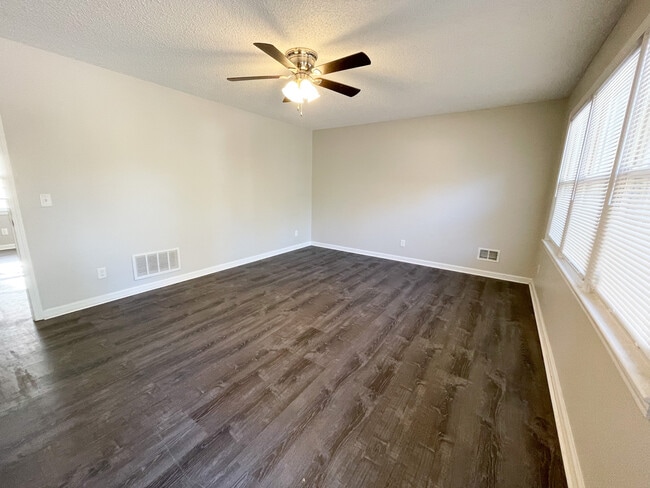 Foto del edificio - 306 Lloydwood Dr