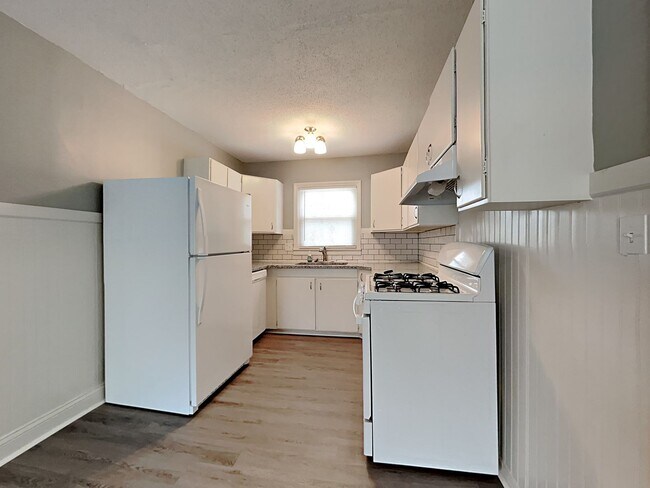 Building Photo - Renovated 3BR Home with Basement & Pet-Friendly Yard in KC