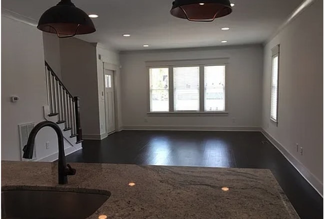 Building Photo - 2 bed/2.5 bath in the Nations!