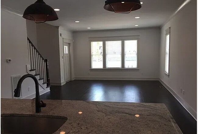 Foto del edificio - 2 bed/2.5 bath in the Nations!