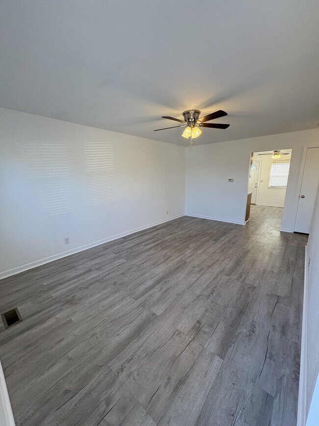 Foto del edificio - 2452 Wakefield Dr