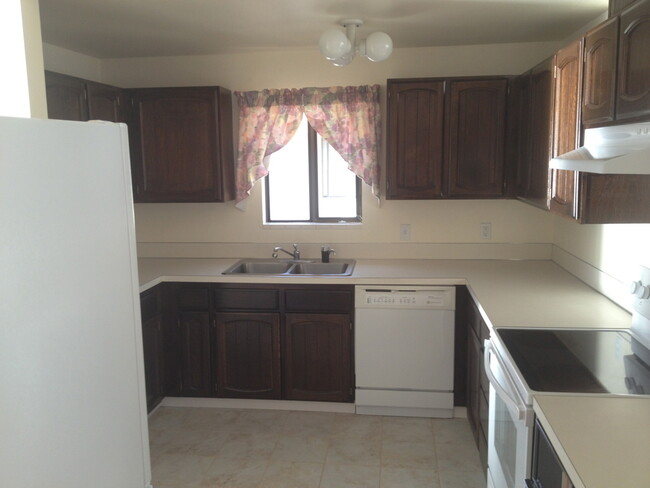 kitchen - 2108 Alki Ave SW
