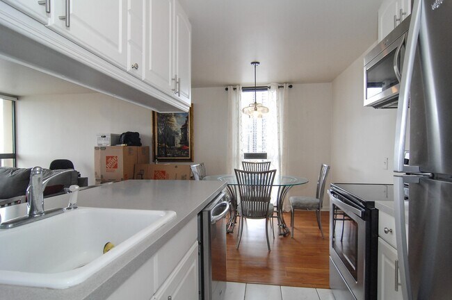Building Photo - 1540 N LaSalle Dr