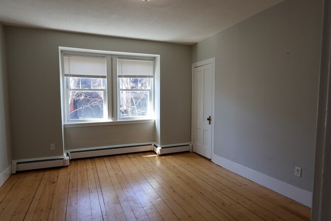 Building Photo - 20 Roberts St