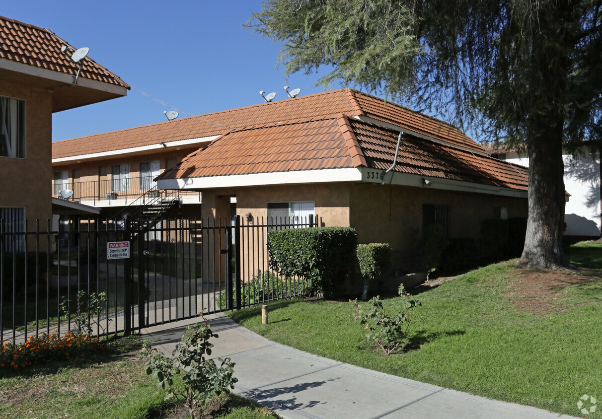 Foto del edificio - Pine Tree Lane Apartments