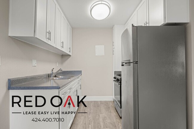 Foto del edificio - Wonderful, Bright Two Bedroom with Plush C...