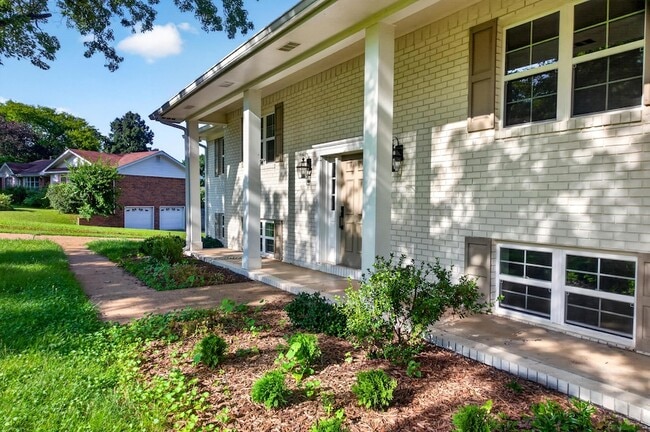 Building Photo - 9512 Heathwood Dr