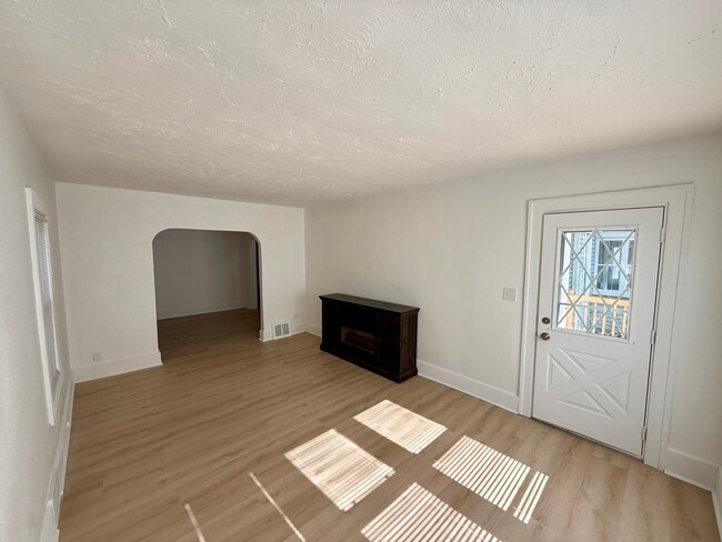 Building Photo - 146 Bondie St