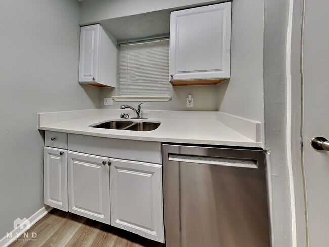 Foto del edificio - 6410 Harcourt Dr