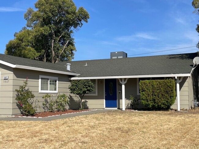 Building Photo - Refreshed 3 bed/1 bath Foothills Farms Home