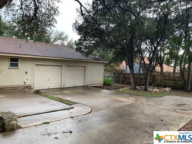 Building Photo - 833 Timber Dr