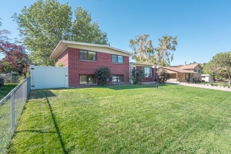 5850 s 2575 w roy ut