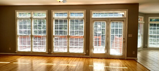 Foto del edificio - 8115 Anzack Ln