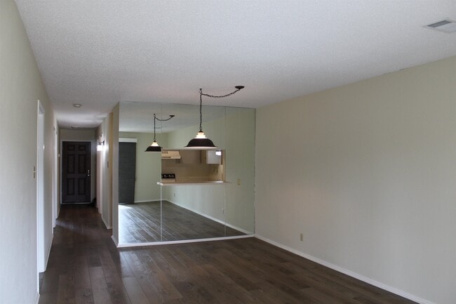 Building Photo - 1214 Hi Stirrup