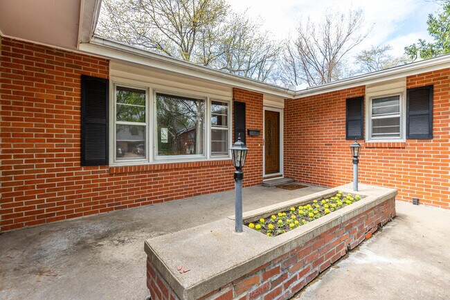 Building Photo - 507 Laurel Dr
