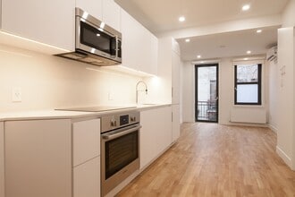 Building Photo - 2050 Av. Claremont