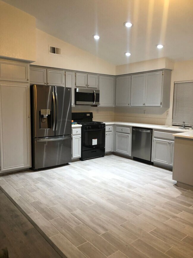 Foto del edificio - Newly renovated 4 bedroom in canyon crest!