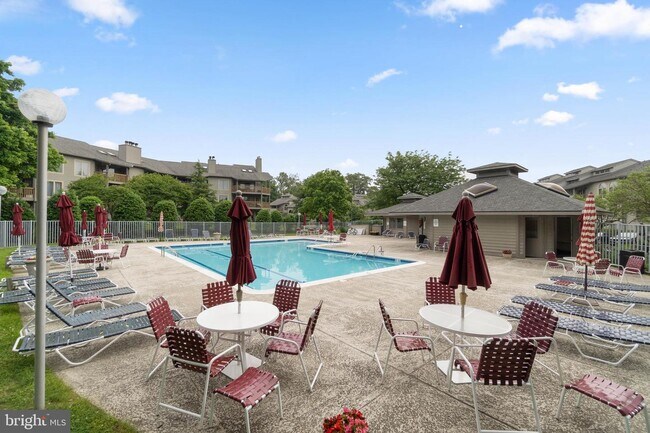 Building Photo - 7030 Channel Village Ct