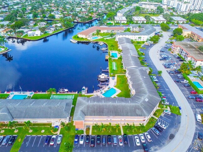 Foto del edificio - 700 Pine Dr