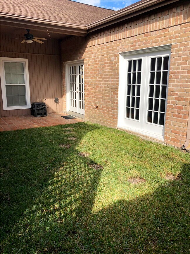 Building Photo - 10310 Chevy Chase Dr