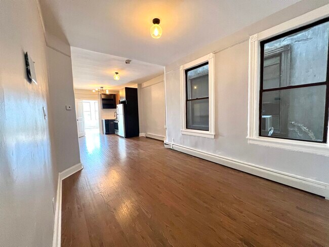 Building Photo - 484 Mercer St