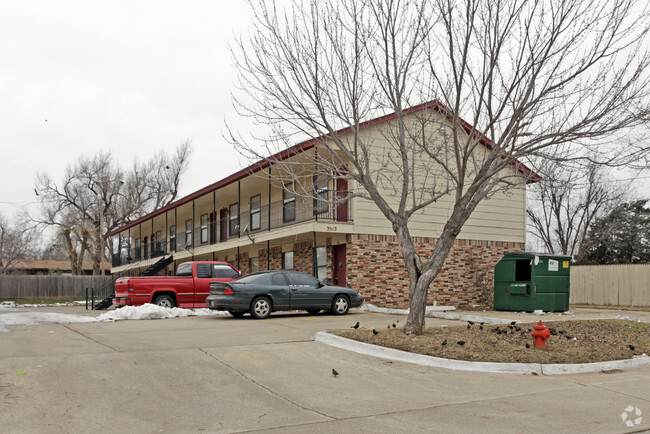 Building Photo - 3509 N Nesbitt Ave
