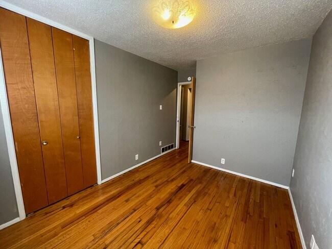 Building Photo - Beautiful 3 bedroom 1.5 bath in Lawndale