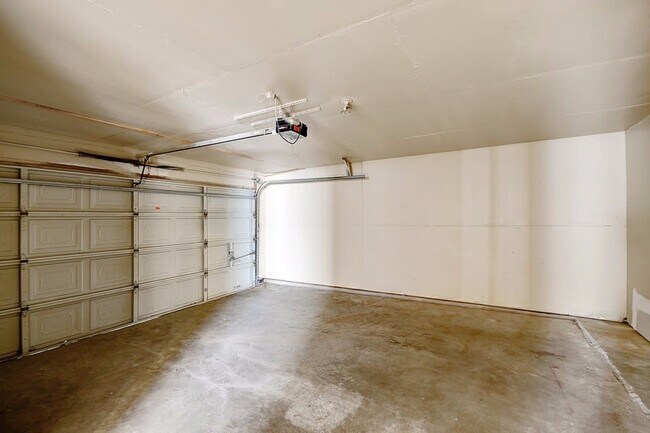Building Photo - 2323 Clareton Dr