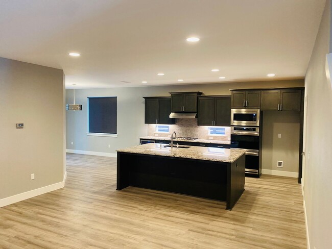 Building Photo - Gorgeous Newer Home!