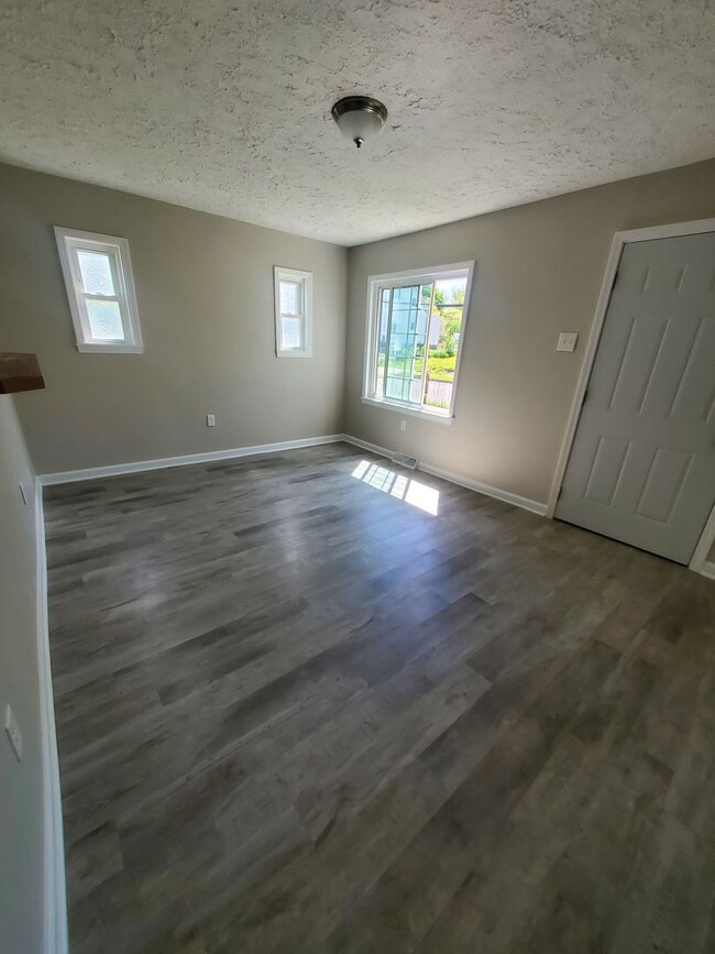Building Photo - 2 Bed 2 Bath House with a One Car Garage