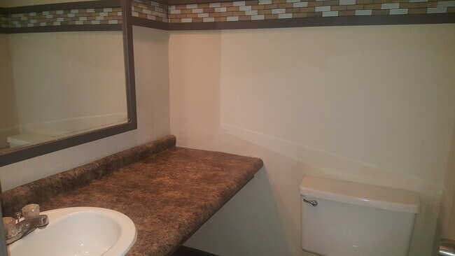 Building Photo - 663 Watson St