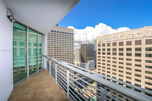 Foto del edificio - 335 S Biscayne Blvd