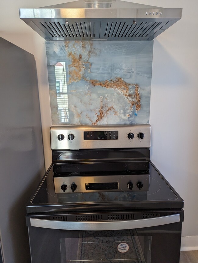 Building Photo - 8 Pleasant St