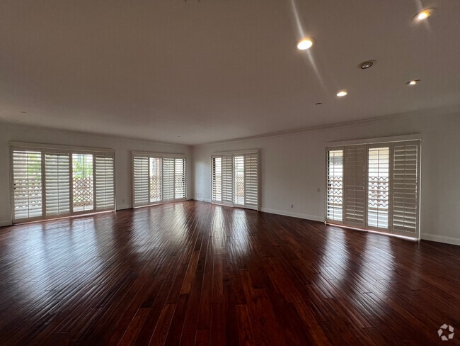 Building Photo - 512 Esplanade