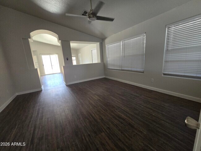 Foto del edificio - 4740 E Dry Creek Rd